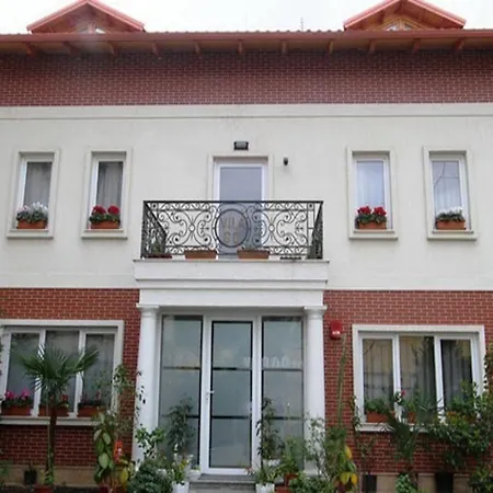 60 Отель Тирана